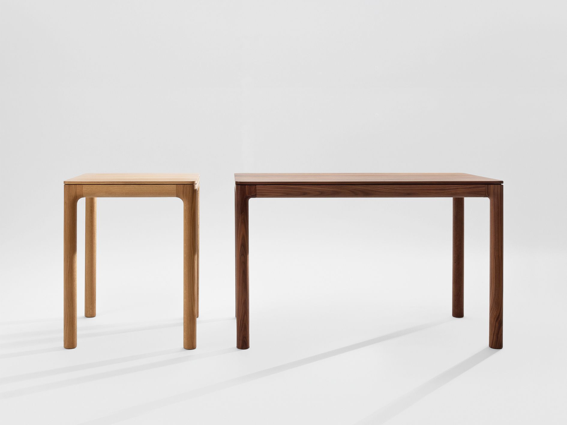 Zwei M11 Tische aus Massivholz, helles und dunkles Holz, minimalistisches Design für Esszimmer oder Büro.