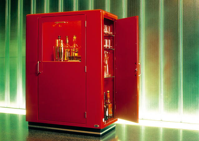Roter KB 323-0 Barschrank von Müller Möbelfabrikation mit geöffneter Tür, gefüllt mit Gläsern und Flaschen.