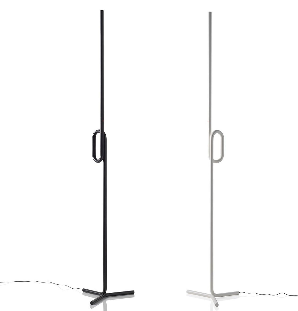 Tobia LED Stehleuchte von Foscarini in Schwarz und Weiß, modernes Design für Wohnzimmer.