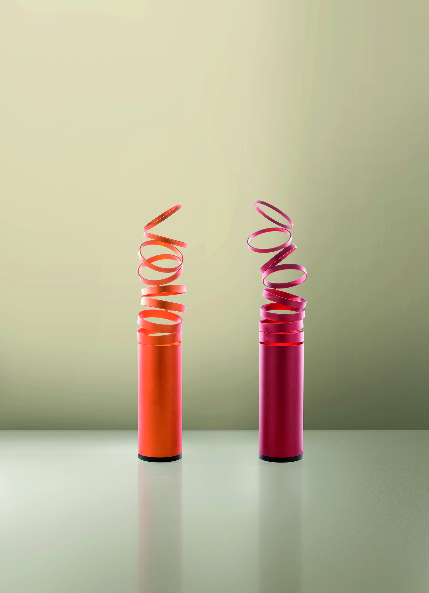 Zwei Artemide Tischleuchten Decompose, orange und pink, modernes Design, dekorative Beleuchtung.