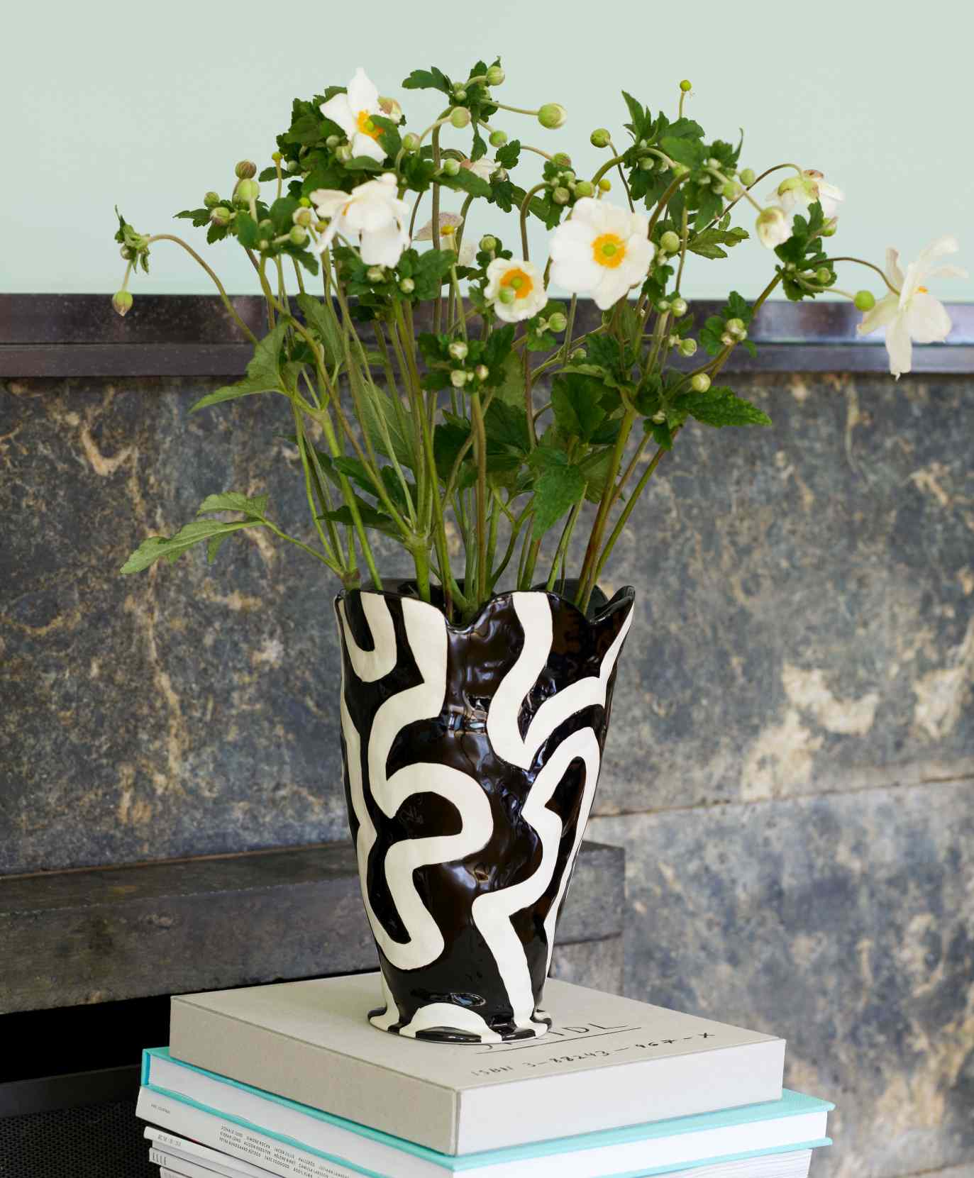 Jessica Hans Shadow Vase von Hay mit weißen Blumen, abstrakte Keramikvase, modernes Wohndekor.