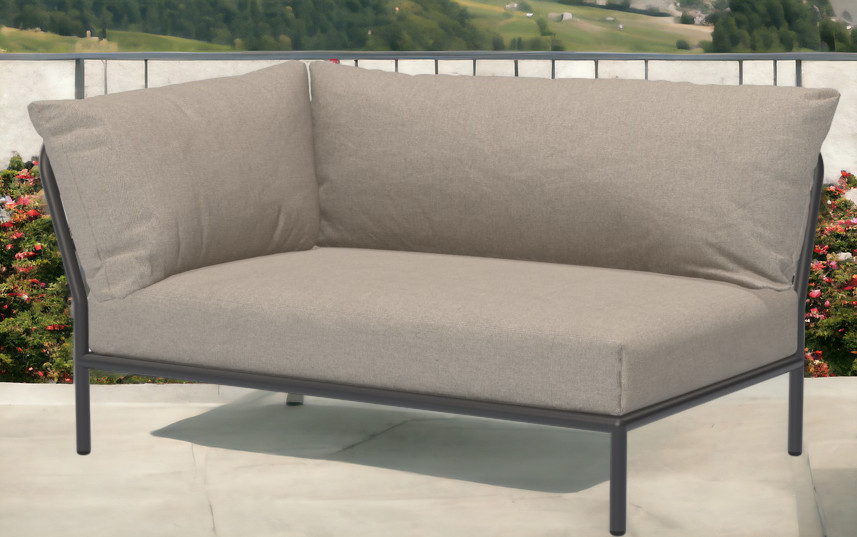 Houe Level 2 Outdoor Sofa Ecke links mit grauen Kissen und dunklem Rahmen.