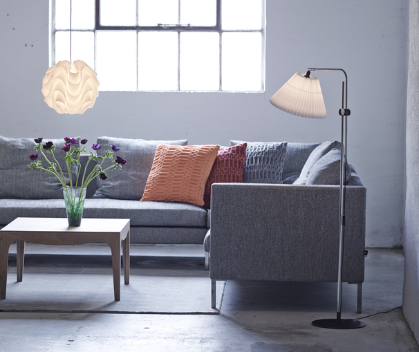 Wohnzimmer mit Le Klint Pendelleuchte Model 172 XXL und Stehleuchte, skandinavisches Design.