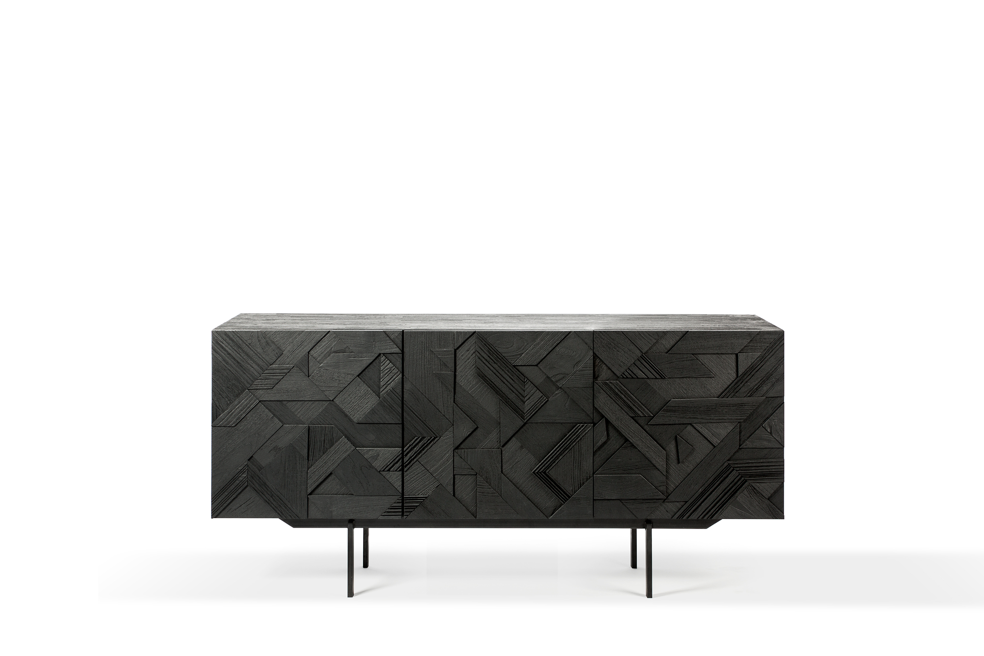 Schwarze Graphic Anrichte von Ethnicraft mit drei Türen und geometrischem Teakholz-Design. Moderne Kommode für Wohnzimmer.