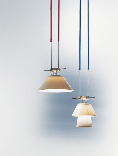 YAYAHO Element 5 Pendelleuchten von Ingo Maurer mit roten und blauen Kabeln vor weißem Hintergrund.