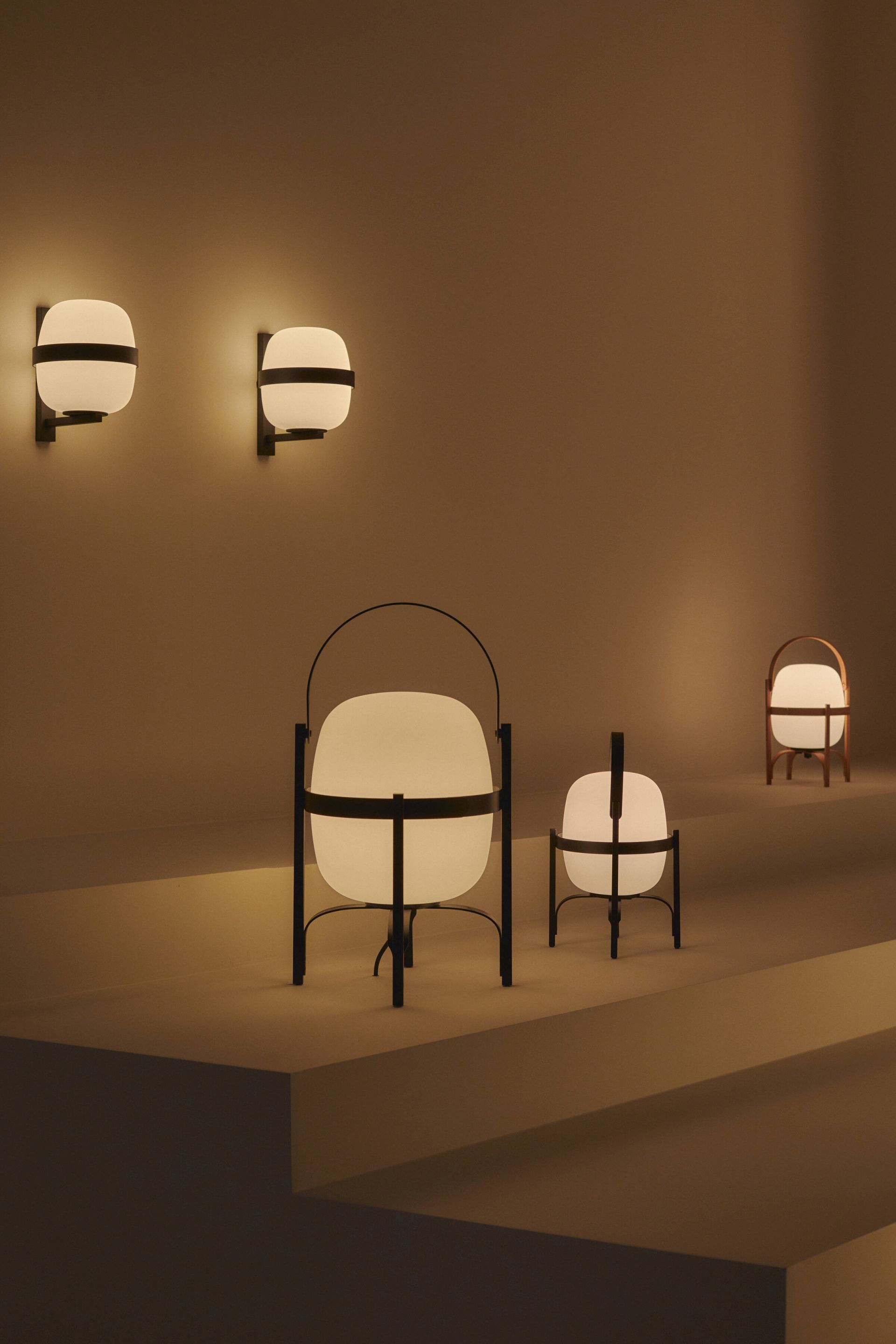 Wally Cestita Wandleuchte und Tischleuchten von Santa & Cole, modernes Design mit warmem Licht.