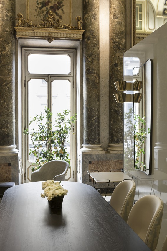 Elliptischer Moon Esstisch von Gubi in stilvollem Interieur mit Stühlen und Dekoration.