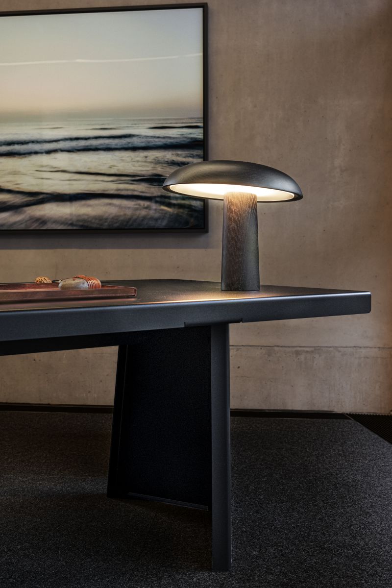 Forma Tischleuchte aus Nussbaum von ClassiCon auf einem Schreibtisch, modernes Design.