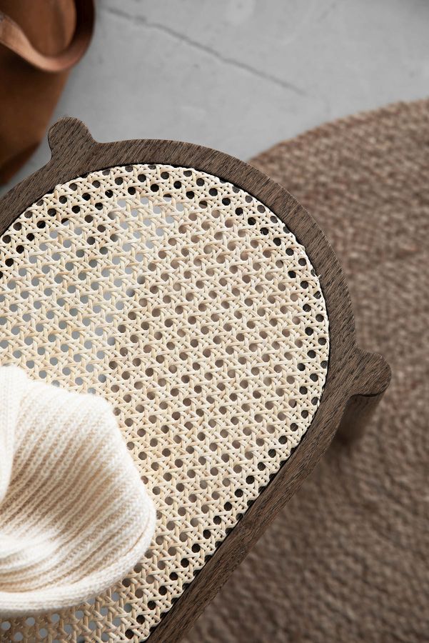 Detailaufnahme des Pal Bank Hockers Northern mit Rattan-Sitzfläche und Strickdecke. Hochwertige Möbel für stilvolles Wohnen.