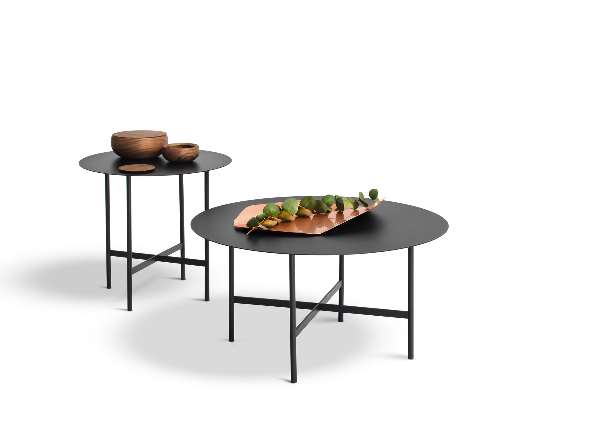 BETA Couchtisch und Beistelltisch von Müller Möbelfabrikation in Rauch matt mit Dekoration.