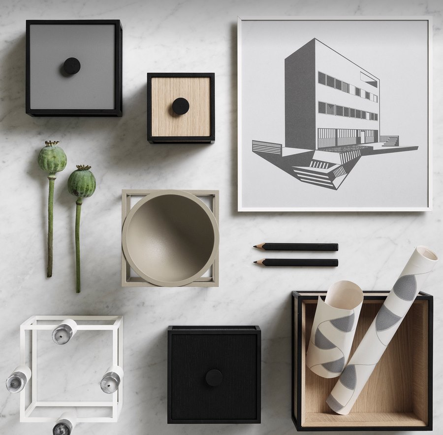 Frame 10 Aufbewahrungsbox von Audo, verschiedene Farben und Formen, dekorativ auf Marmorplatte arrangiert. Design Aufbewahrungslösung.