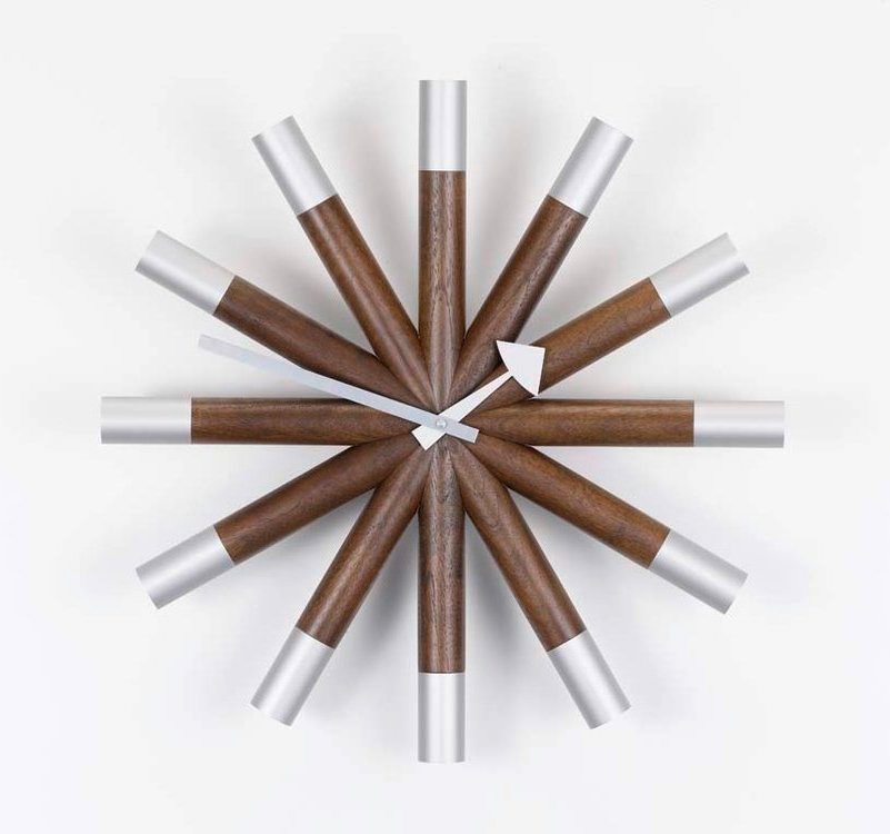 Vitra Wheel Clock Wanduhr mit braunen Holz- und silbernen Metallelementen, Zeiger auf weißem Hintergrund.