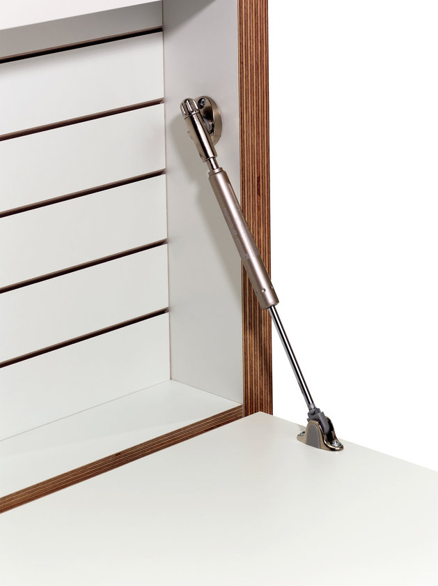 Detailansicht: Müller Möbelwerkstätten Flatmate Sekretär, Gasdruckfeder und weiße Arbeitsfläche. Kompakter Schreibtisch.