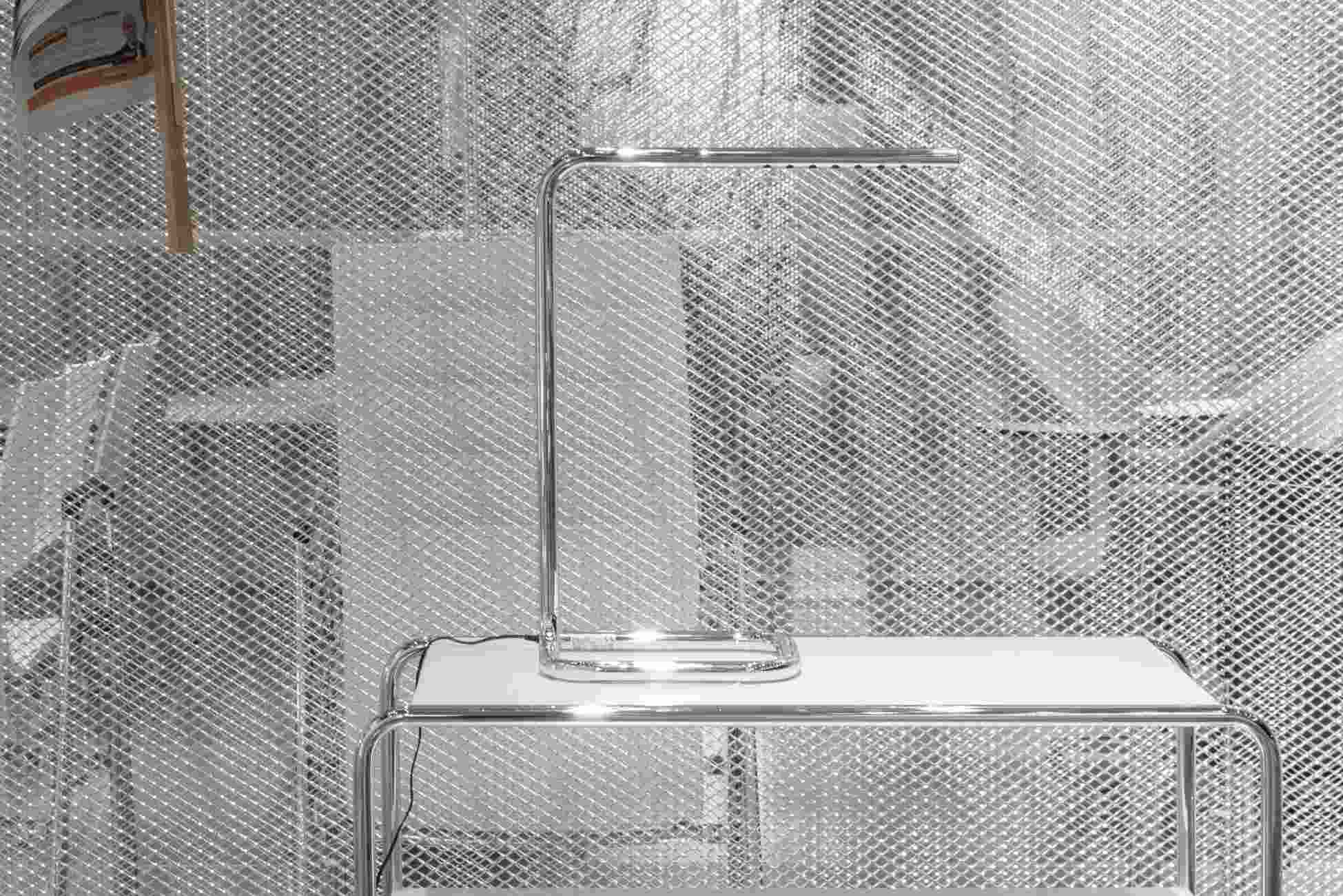 Lum 50 Tischleuchte Thonet-Verchromt