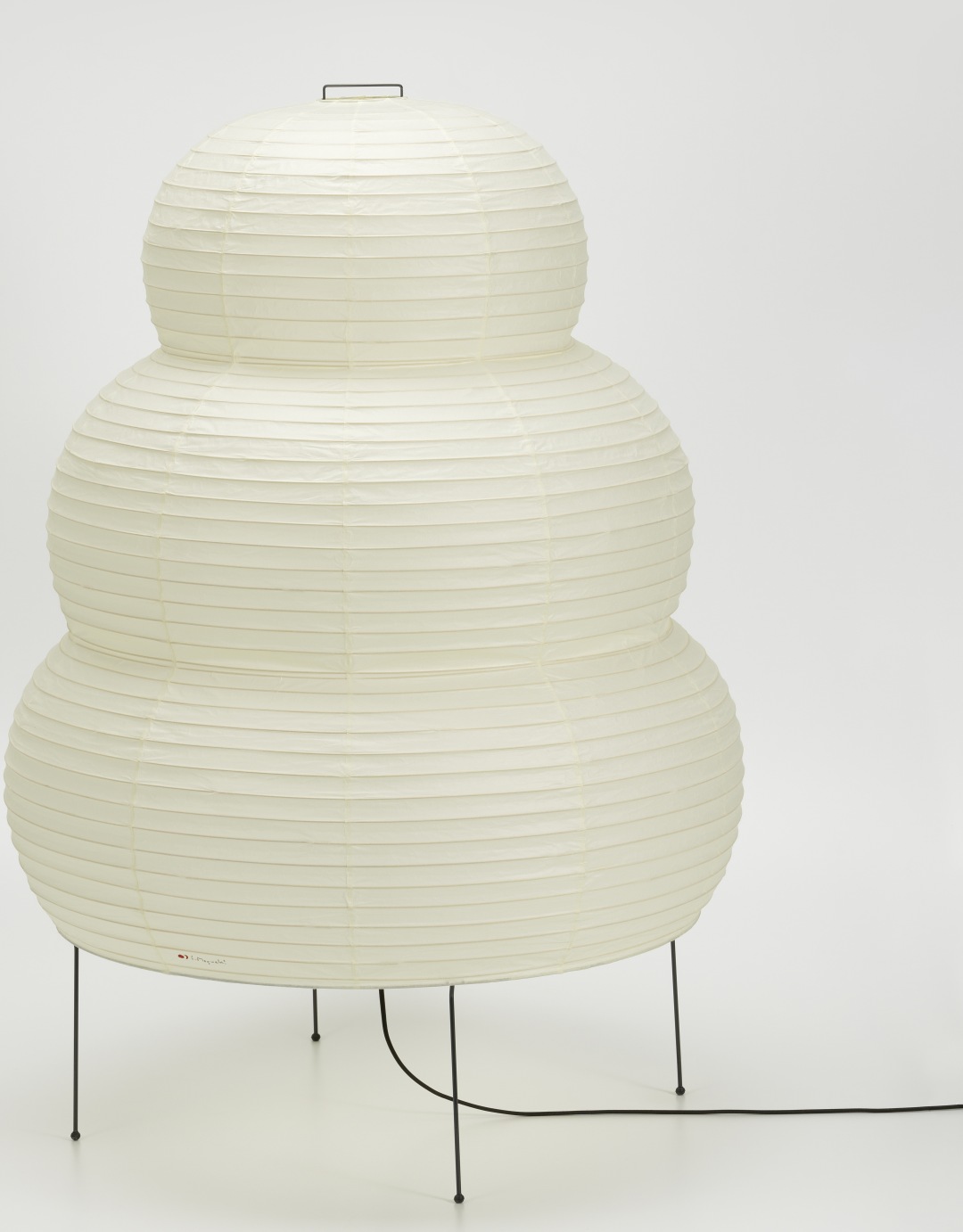 Akari Stehleuchte 25N von Vitra: Dreistufige Papierleuchte auf filigranem, schwarzem Metallgestell. Japanisches Design.