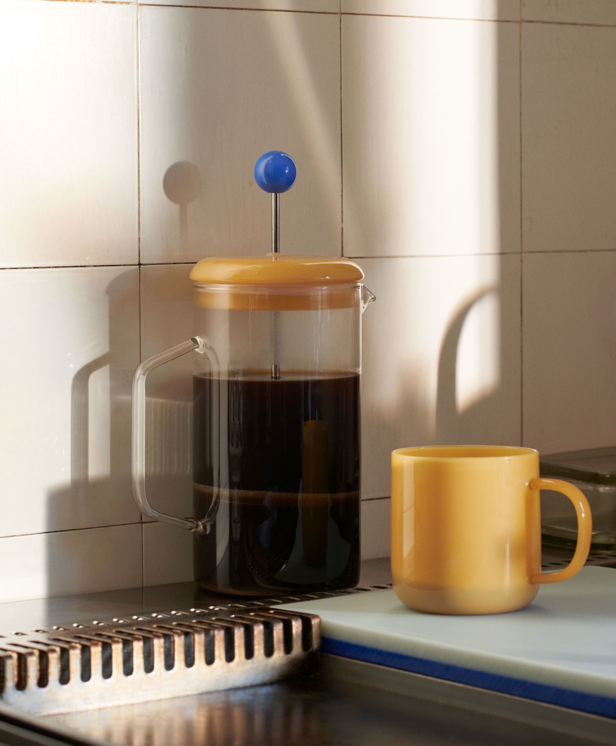 French Press Kaffeebereiter von Hay (1L) neben einer gelben Tasse, modernes Küchendesign.
