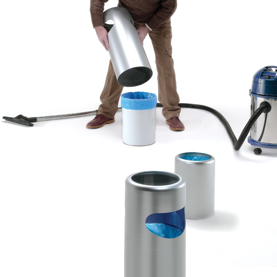 Silberfarbener Birillo Plus Papierkorb von Rexite, mit Müllbeutel, Staubsauger im Hintergrund.