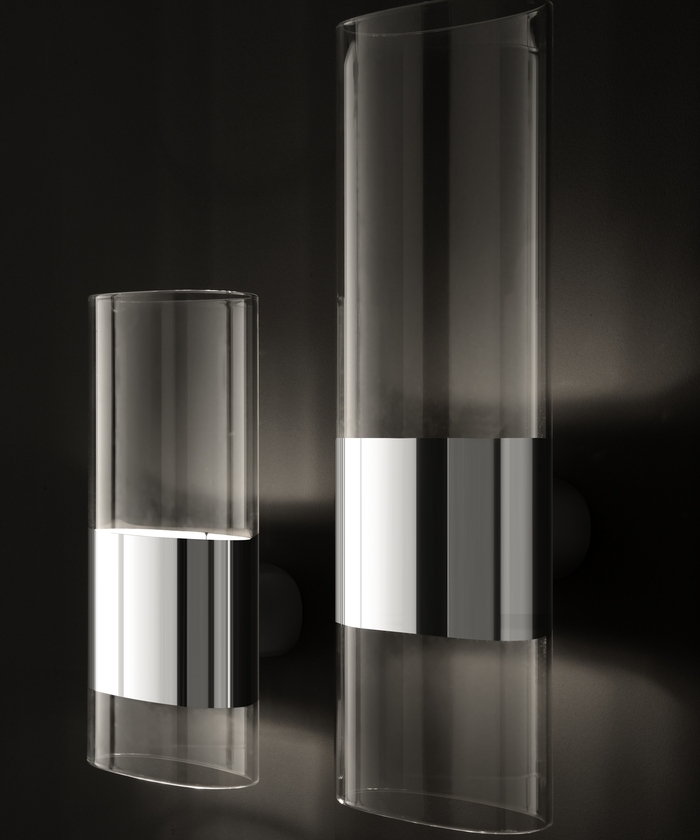 Zwei moderne Line Oluce Wandleuchten aus Glas und Chrom, indirekte Beleuchtung.