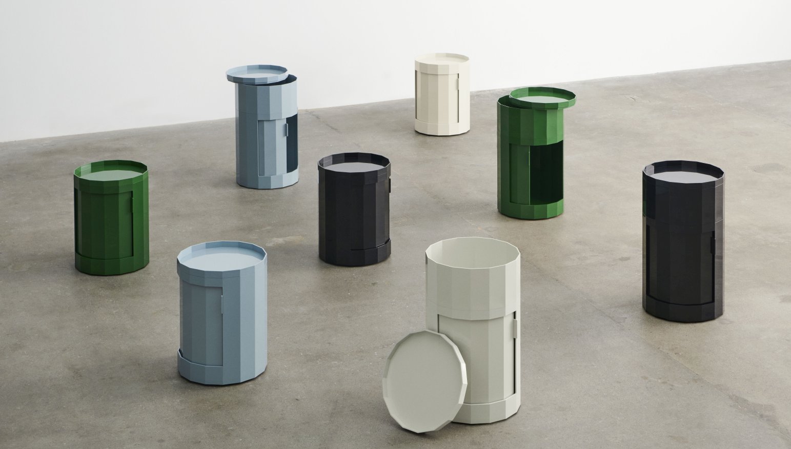 Mehrere Hay Facet Cabinet Low Stauraummöbel in verschiedenen Farben auf grauem Untergrund.