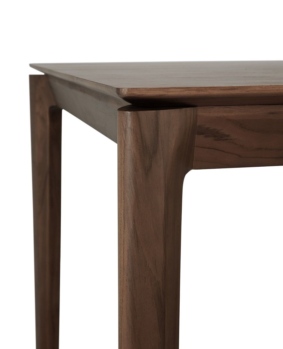 Detailaufnahme des Bok Tischs aus Teakholz in Dunkelbraun, rechteckige Tischplatte und Tischbein.