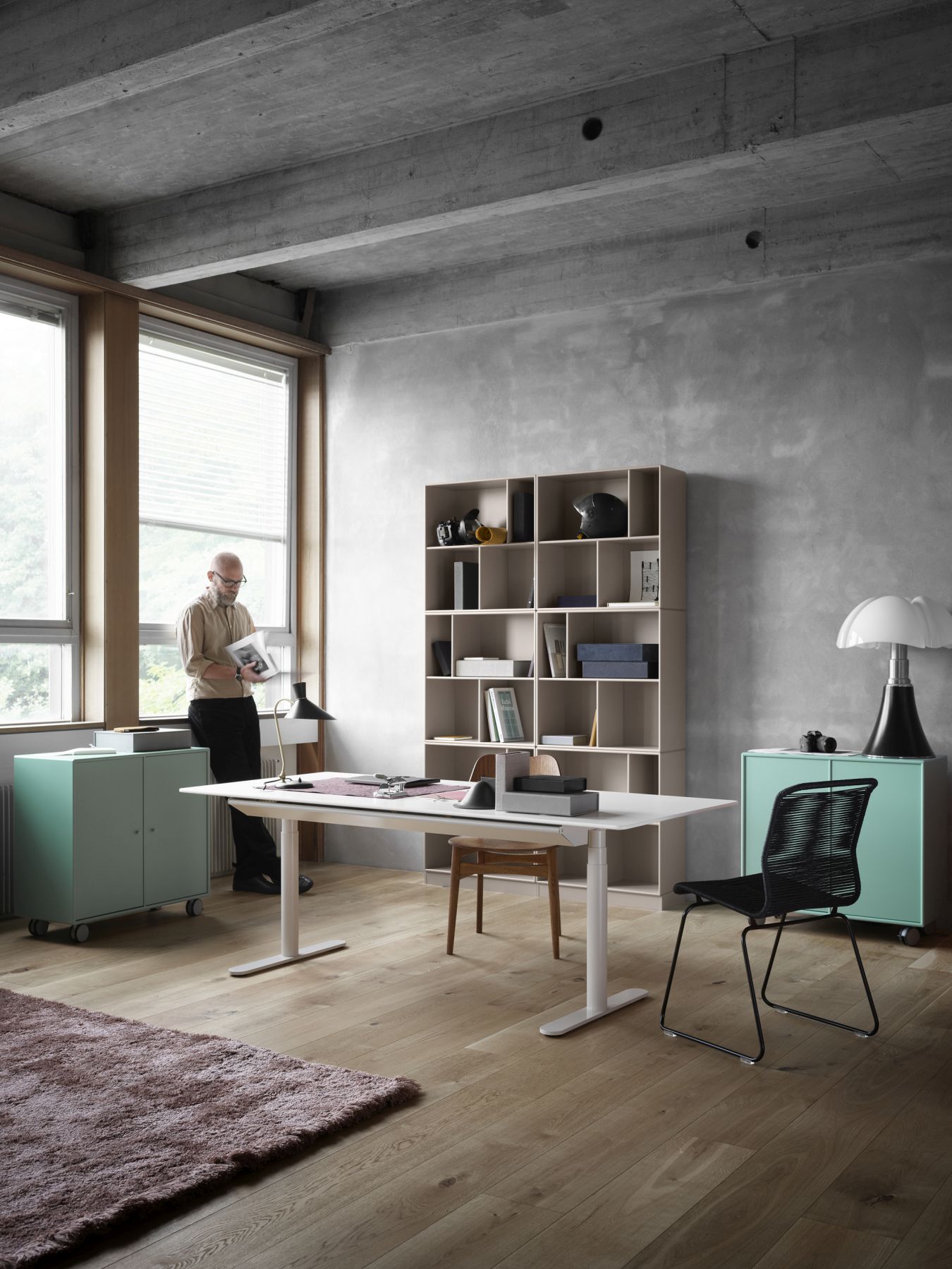 Panton One Stuhl im modernen Büroambiente, schwarzer Design Stuhl mit filigranem Metallgestell.