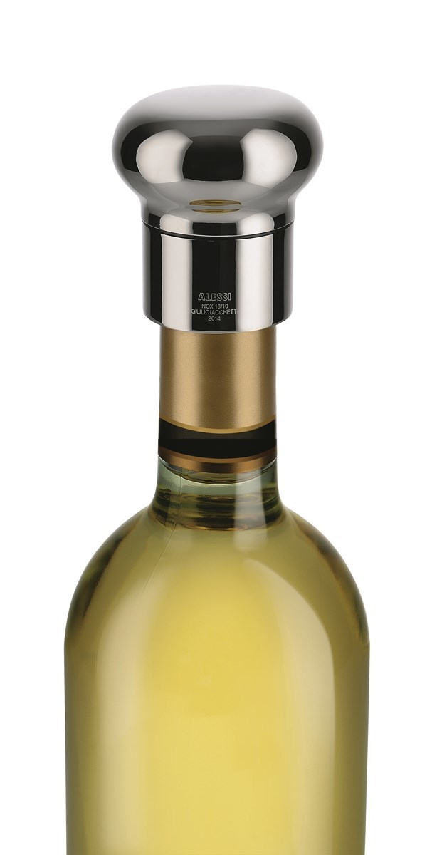Alessi Noè Weinflaschenverschluss aus Edelstahl auf einer Weinflasche mit Weißwein, Detailaufnahme.