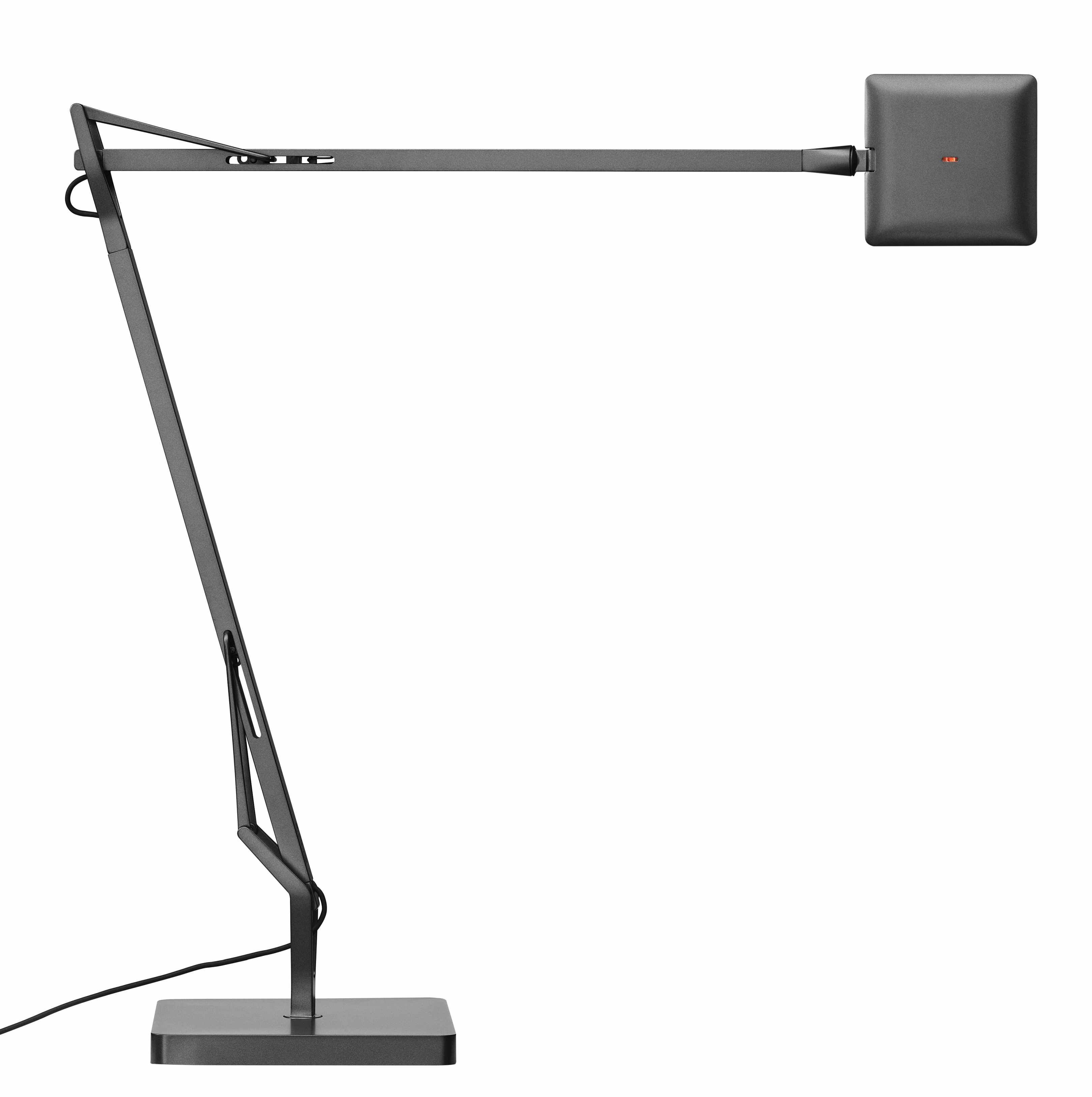 Kelvin Edge Tischleuchte von Flos in Titanium: Moderne LED Schreibtischlampe mit verstellbarem Arm.