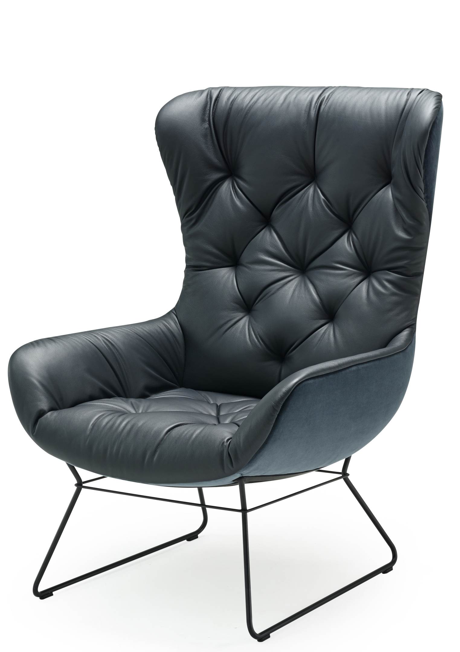 Leya Cocktail Sessel von Freifrau Manufaktur: Blauer Ledersessel mit Knopfheftung und filigranem Metallgestell.