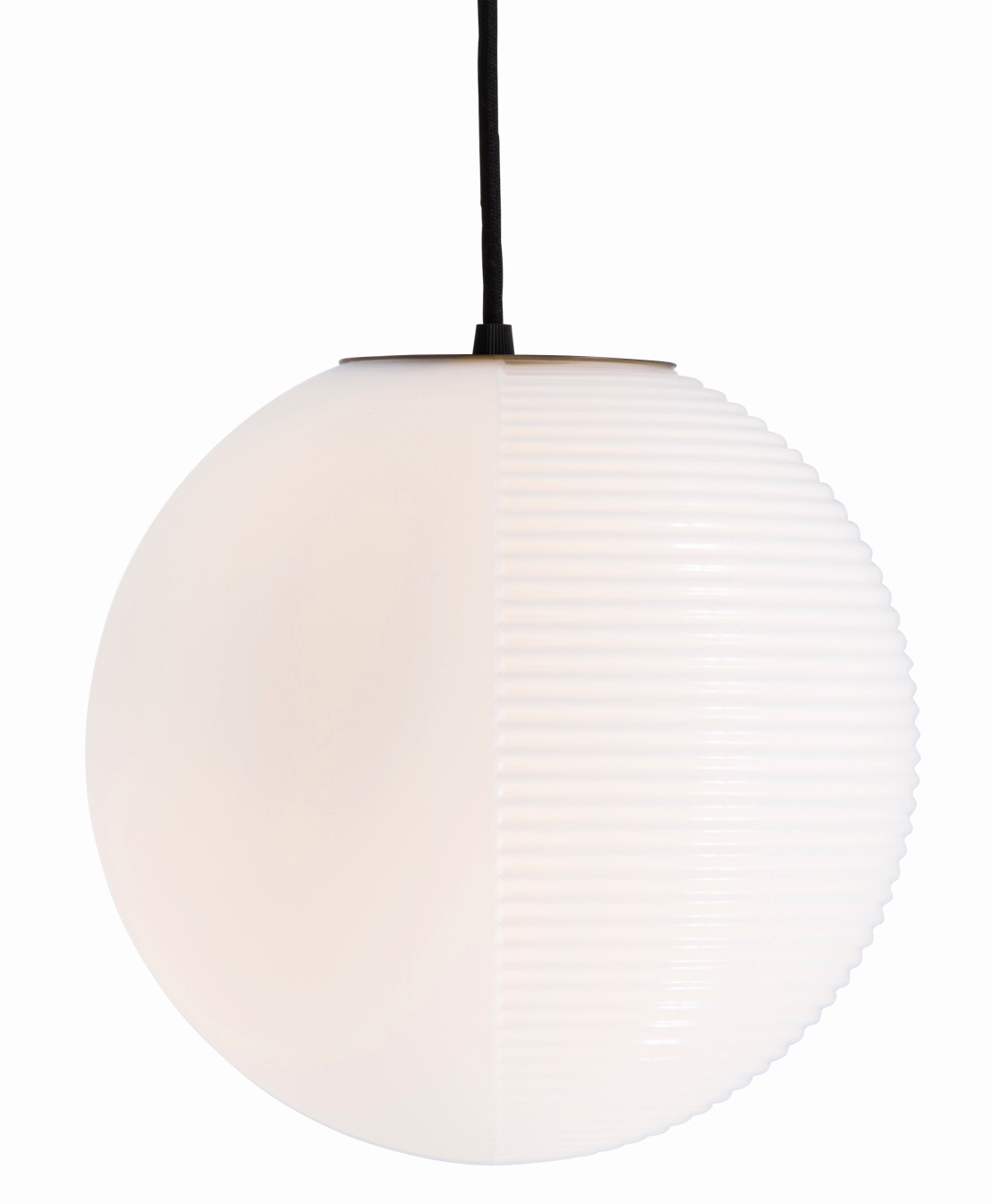 Weiße Stellar Pendelleuchte von Pulpo, runde Hängelampe mit gerippter Oberfläche für Wohnraumbeleuchtung.