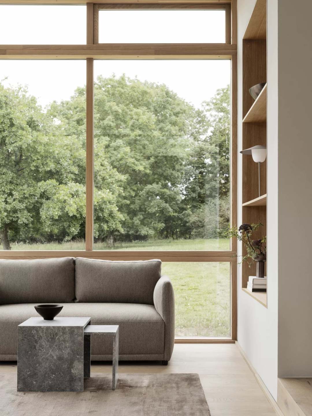 Wohnzimmer mit Sofa, Marmortisch und Blomus Visca Rug Teppich in Taupe, Größe 160x240 cm.