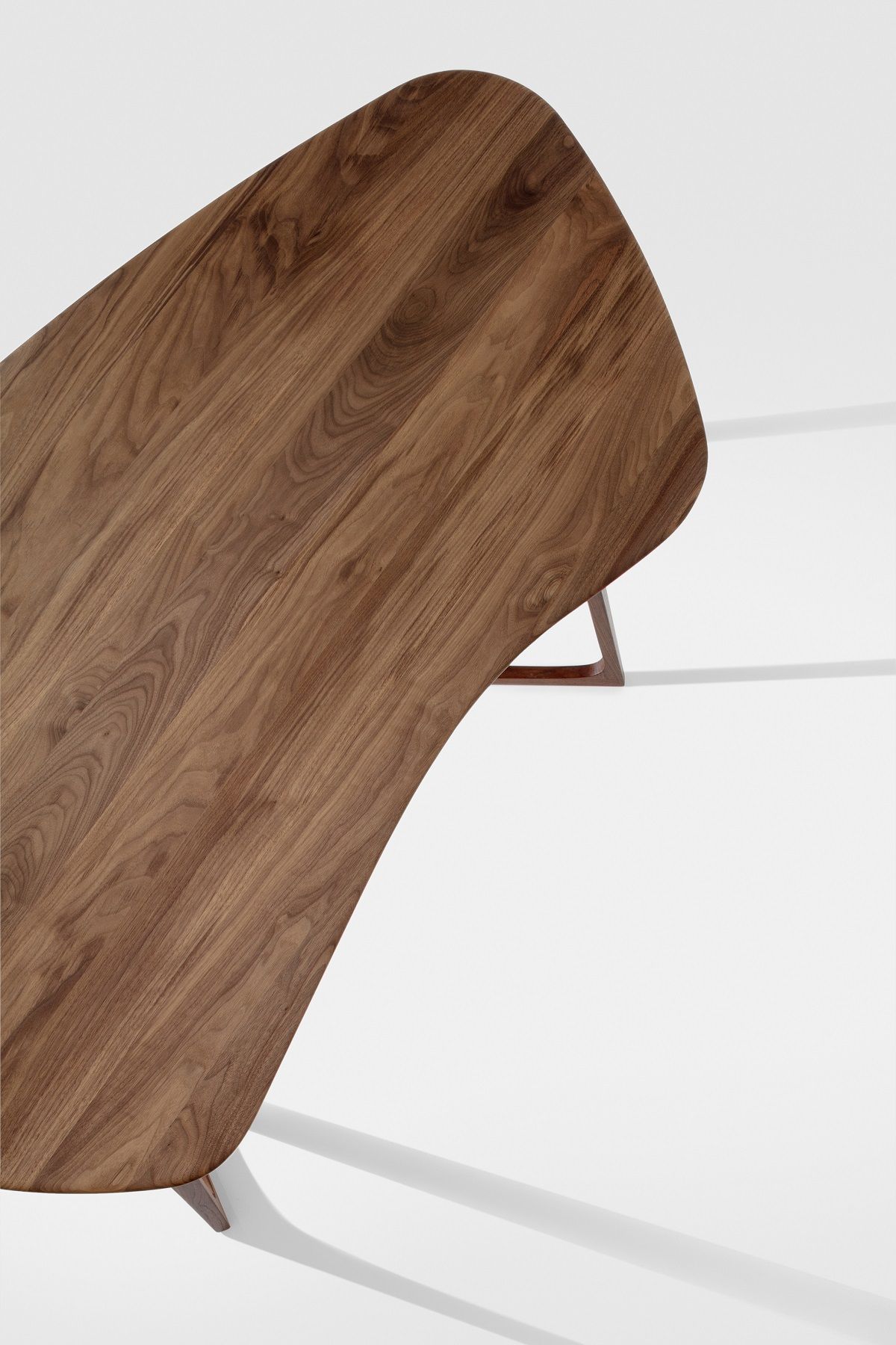 Detailaufnahme der Holzmaserung der Tischplatte vom Twist Office Schreibtisch mit minimalistischem Design.