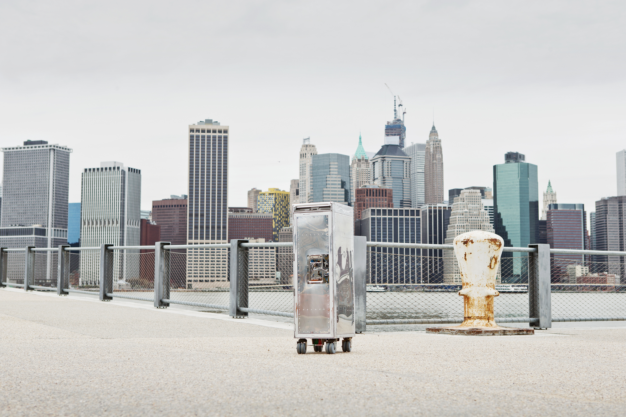 Rivet Rocker Flugzeugtrolley Bordbar vor New Yorker Skyline. Silberner Servierwagen mit Rollen.