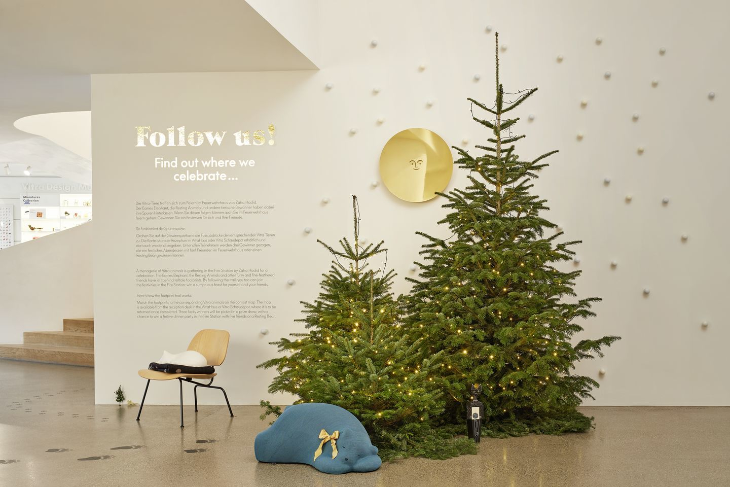 Vitra Plywood Group DCM Stuhl: Holzstuhl mit geformter Sitzfläche, Designklassiker für modernes Wohnen.