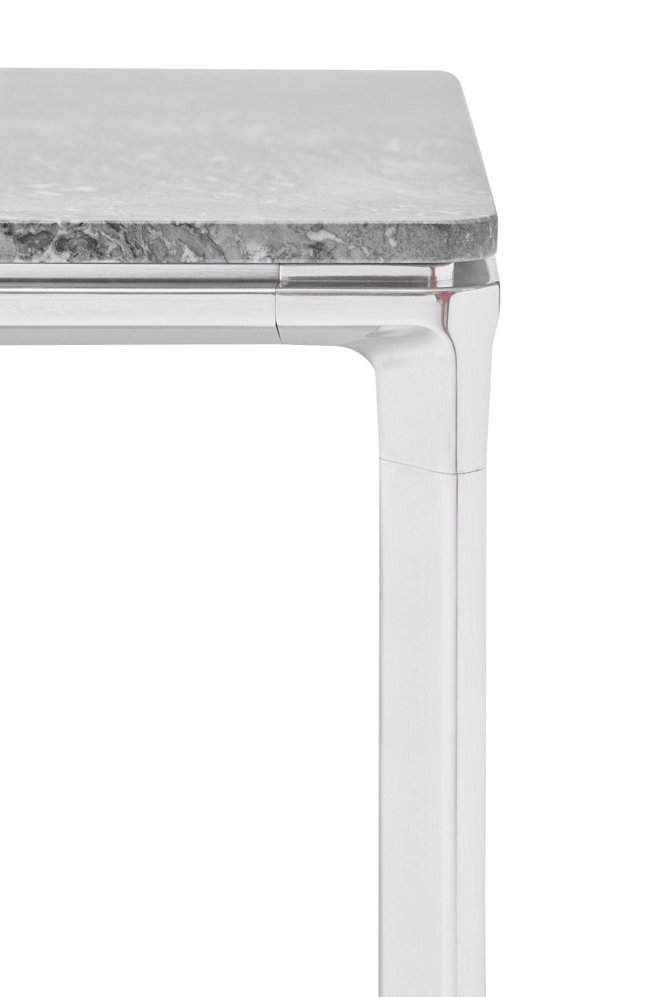 Detailansicht: Vipp Couchtisch mit Marmorplatte und weißem Metallgestell. Moderner quadratischer Tisch.