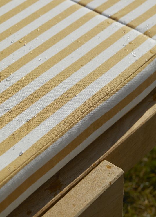 Detailaufnahme: Riviera Sunbed Sitzkissen mit gelb-weiß gestreiftem, wasserabweisendem Bezug für Outdoor Sonnenliege.