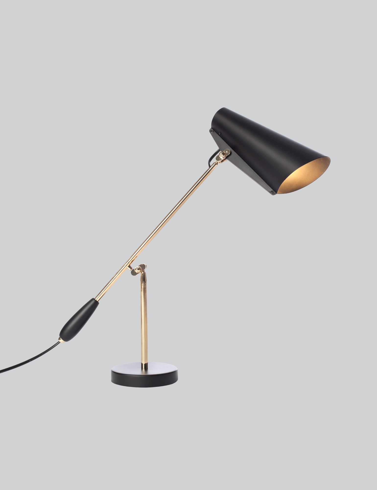 Birdy Tischleuchte in Schwarz/Gold von Northern Lighting: Elegante Schreibtischlampe mit verstellbarem Arm für optimales Licht.