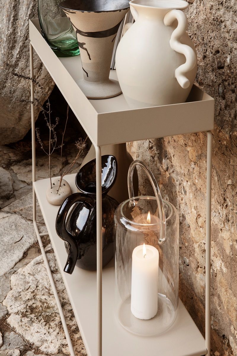 Ferm Living Plant Box mit zwei Ebenen, beige, mit Vasen und Kerze dekoriert.