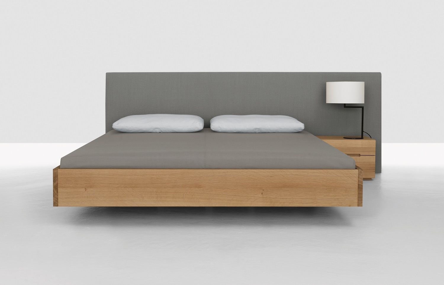 Bett mit Nachttisch "Nightstand 64": Modernes Design mit Holzrahmen und grauer Bettwäsche.