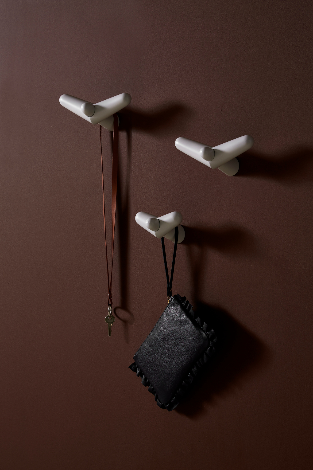 Schwarzer Tail Wing Haken aus lackierter Birke, ideal für Schlüssel und Taschen.