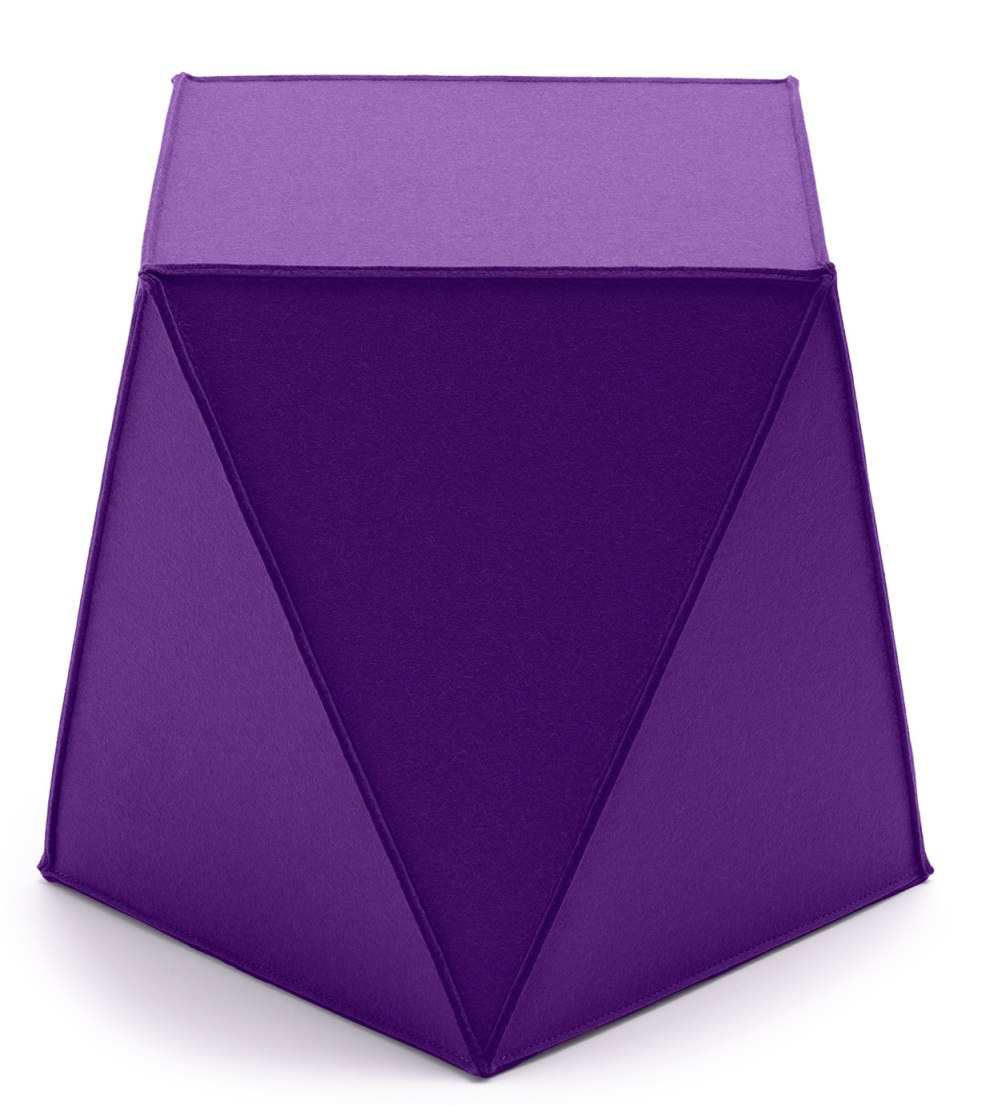 Lila Brilli Sitzmöbel von Hey Sign, ein moderner Filzhocker und Sitzwürfel für Wohnzimmer.