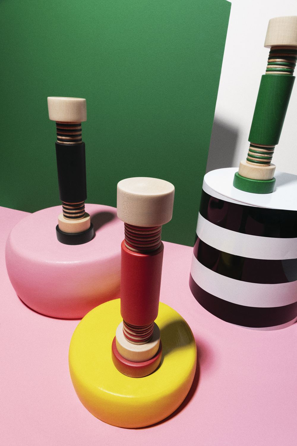 Alessi Gewürzmühle: Rote Salz-/Pfeffermühle aus Holz, modernes Design für Küche und Tisch.