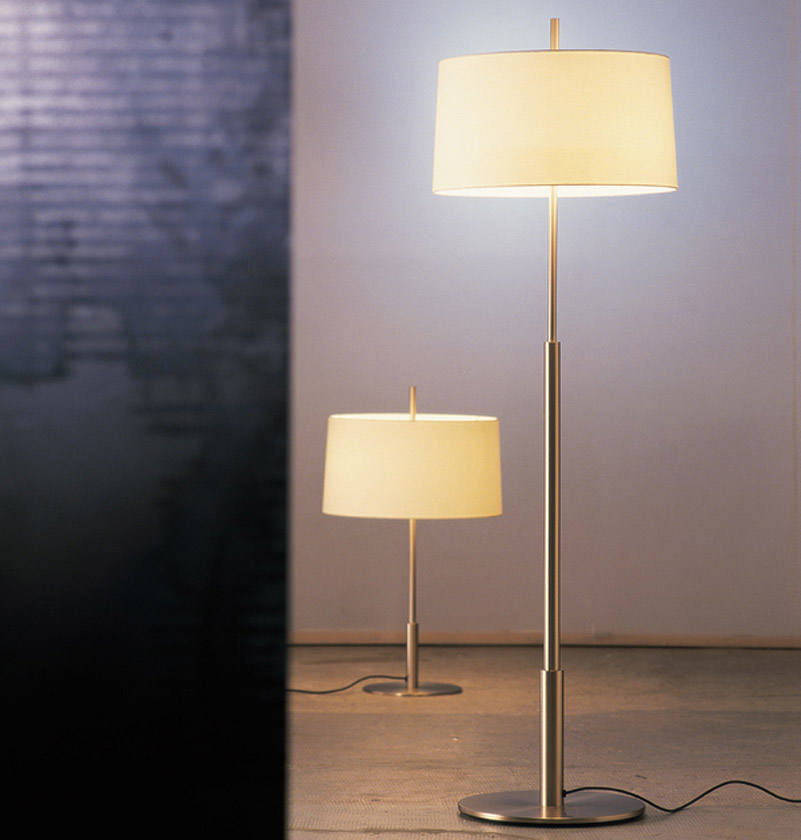 Diana Mayor Stehleuchte von Santa & Cole: Elegante Stehlampe mit Stoffschirm und Messinggestell für Wohnzimmer.