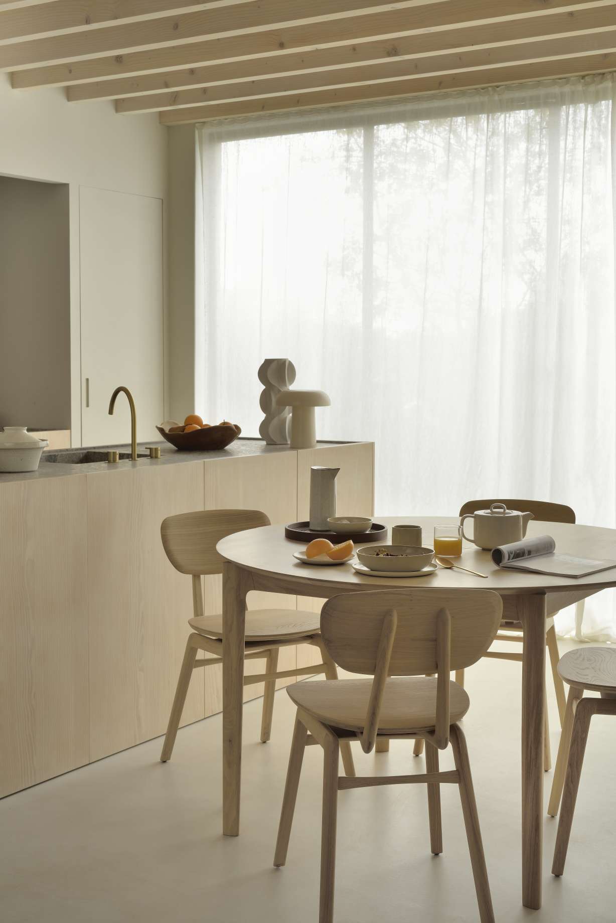 Bok Eiche Tisch: Runder Esstisch ausziehbar von Ethnicraft mit Stühlen und Frühstück.