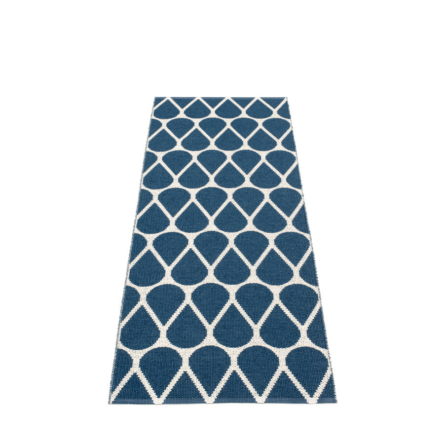Otis Kunststoffteppich von Pappelina, 70x200 cm, blau mit weißem Tropfenmuster, ideal für Küche und Flur.
