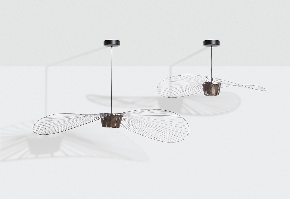 Zwei Vertigo Pendelleuchten Medium Bronze von Petite Friture im minimalistischen Interieur.