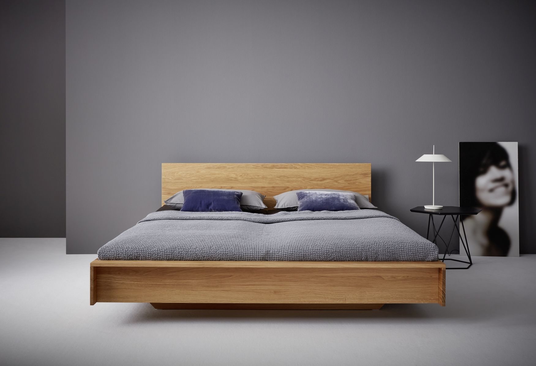 Flai Bett von Müller Möbelwerkstätten aus Eiche, modernes Design mit schwebender Optik.