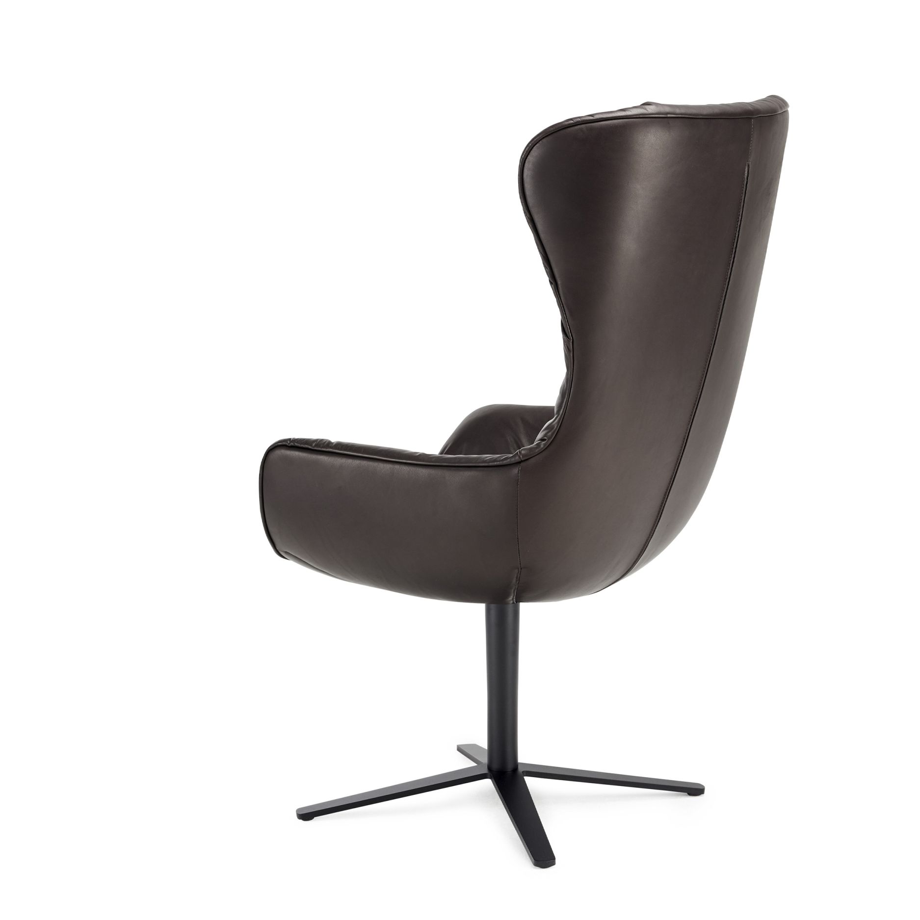 Braunleder Sessel mit hoher Rückenlehne und Drehfuß, Design Freifrau Manufaktur, bequemer Lounge Sessel.