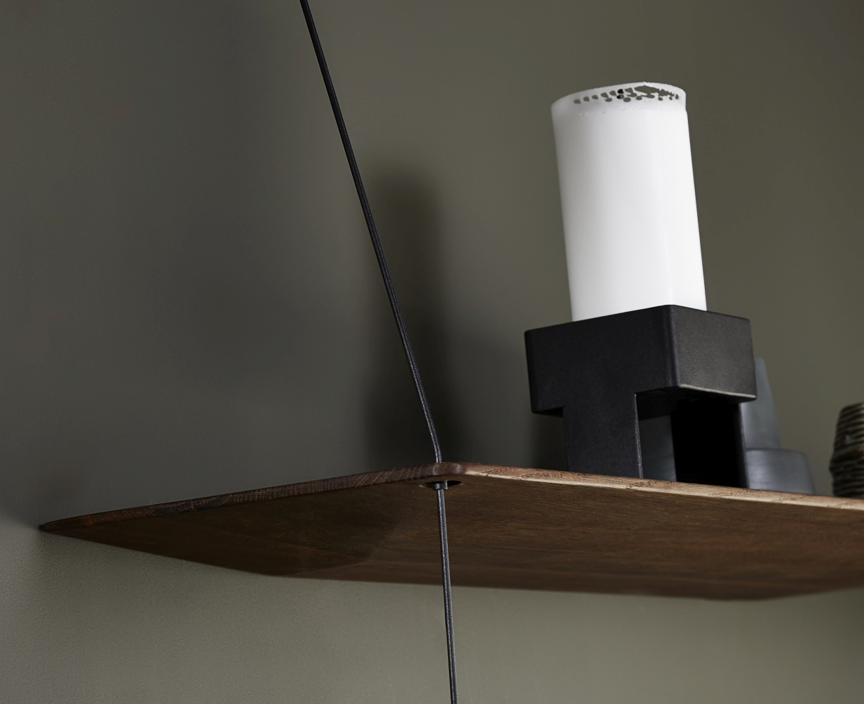 Detailaufnahme: Stedge Wandregal aus rauchiger Eiche mit Dekoration. Modernes Wandregal für Wohnraumgestaltung.