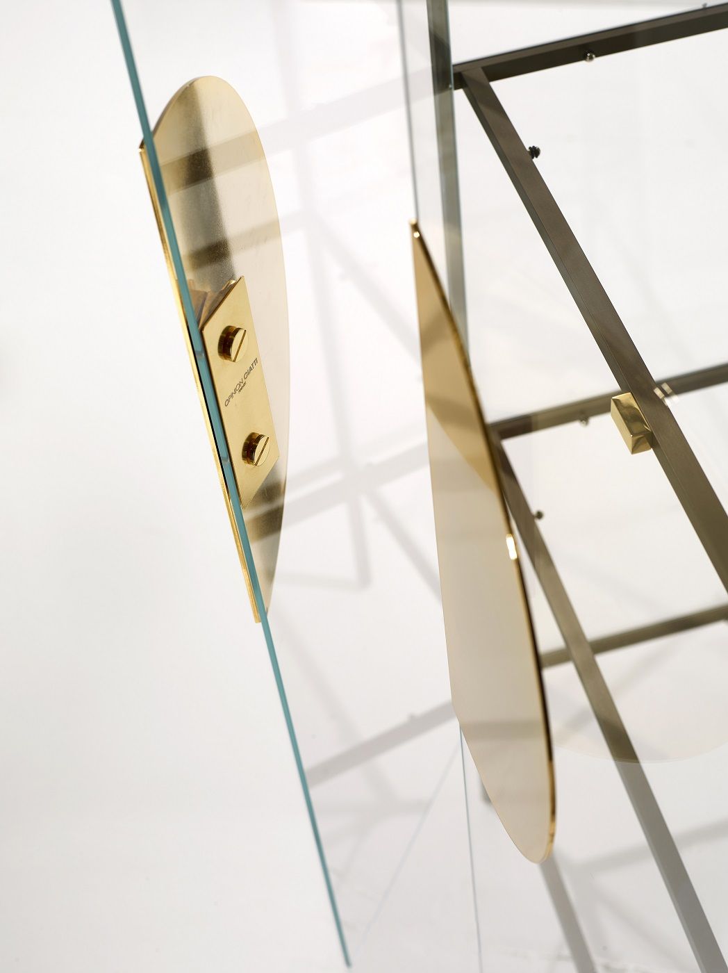 Detailaufnahme der Yang Vitrine von Opinion Ciatti mit goldenen Akzenten und Glasböden.