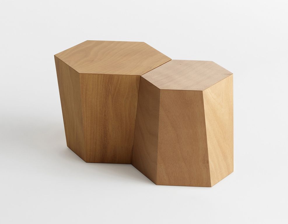 Hexagon Hocker aus Okumé Holz, Naturfarben, modernes Design für Wohnzimmer und Büro.